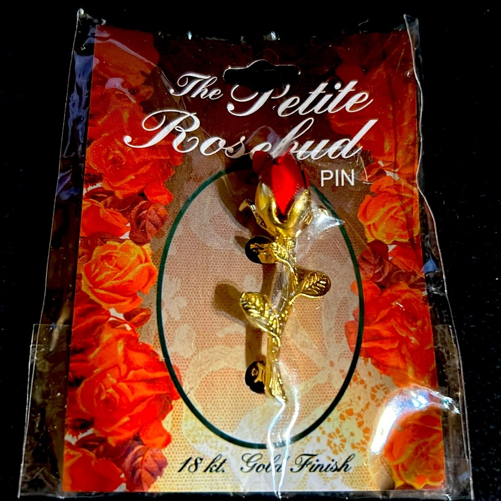 Rosebud pin 18kt gold finish